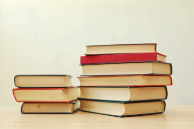 Beyaz arkaplan üzerine kitap yığını