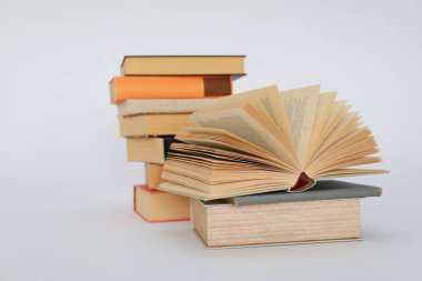 Beyaz arkaplandaki eski kitapların yığını