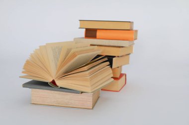 Beyaz arkaplan üzerine kitap yığını