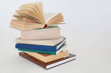 Beyaz arkaplan üzerine kitap yığını