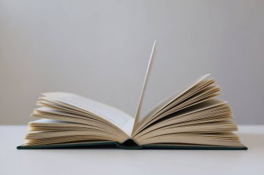 Beyaz arkaplanı olan bir kitap yığını.