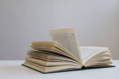 Beyaz arkaplan üzerine kitap aç