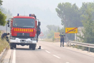 Tucepi, Hırvatistan, 31,07.2024. Büyük bir orman yangınında, Hırvatistan kıyısındaki evlerin yakınında, deniz kıyısındaki bir turizm beldesinde, ormandaki bir orman yandı.