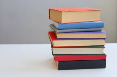 Beyaz arkaplan üzerine bir yığın kitap, yüksek kaliteli kitap fotoğrafları, ai,