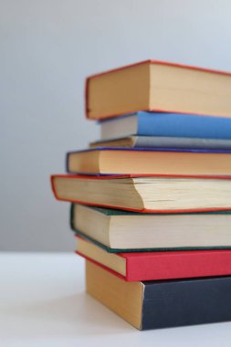 Beyaz arkaplan üzerine bir yığın kitap, yüksek kaliteli kitap fotoğrafları, ai,