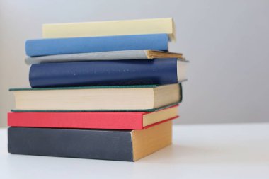 Beyaz arkaplan üzerine bir yığın kitap, yüksek kaliteli kitap fotoğrafları, ai,