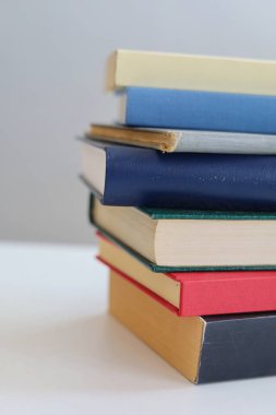 Beyaz arkaplan üzerine bir yığın kitap, yüksek kaliteli kitap fotoğrafları, ai,