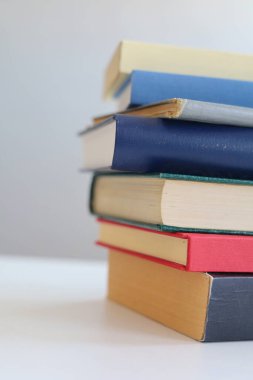 Beyaz arkaplan üzerine bir yığın kitap, yüksek kaliteli kitap fotoğrafları, ai,