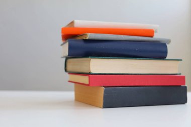 Beyaz arkaplan üzerine bir yığın kitap, yüksek kaliteli kitap fotoğrafları, ai,