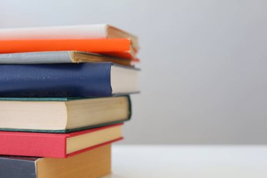 Beyaz arkaplan üzerine bir yığın kitap, yüksek kaliteli kitap fotoğrafları, ai,