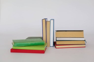 Beyaz arkaplan üzerine kitap yığını