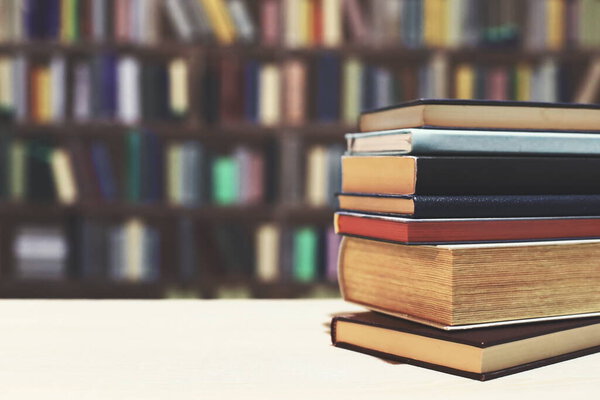   Образование, копировальное пространство, высококачественные фотографии книг, образование, школа, библиотека, книги на столе Книга, школа, библиотека, образование, студент, университет, классная комната, красивый набор книг самых известных авторов мира, готовых к чтению, книжный фестиваль