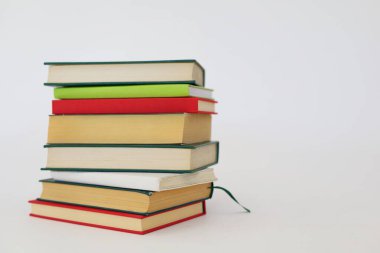 Beyaz altyapı, eğitim konsepti üzerine bir yığın kitap. Okula geri dön.