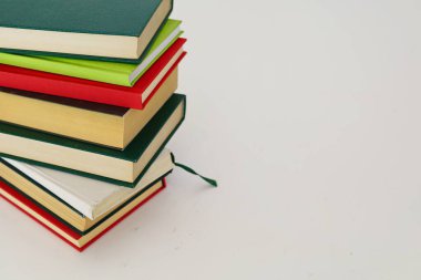 Ahşap zemin üzerine renkli kitap yığını