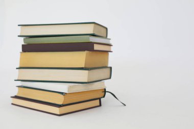 Beyaz arkaplan üzerine kitap yığını.