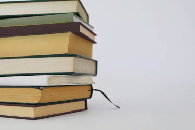 Beyaz arkaplan üzerine kitap yığını