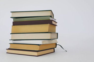 Beyaz arkaplan üzerine kitap yığını