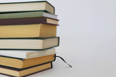 Beyaz arkaplan üzerine birçok eski kitap