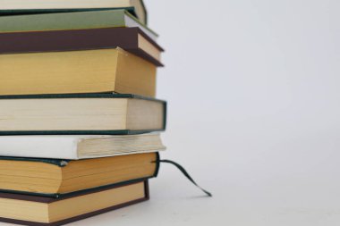 Beyaz arkaplan üzerine kitap yığını