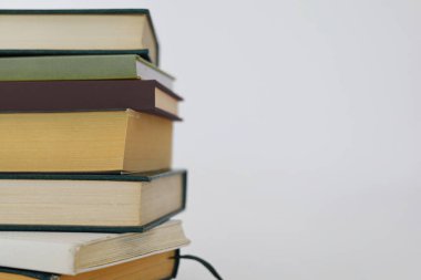 Beyaz arkaplan üzerine kitap yığını