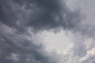 Gökyüzündeki kara bulutlar, arkaplan