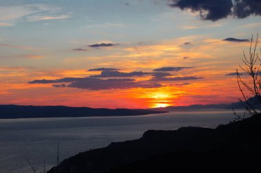 Deniz üzerinde gün batımının güzel manzarası, yüksek kaliteli fotoğraf.