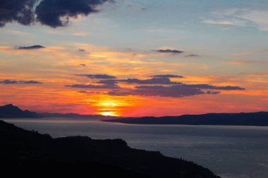 Deniz üzerinde gün batımının güzel manzarası, yüksek kaliteli fotoğraf.