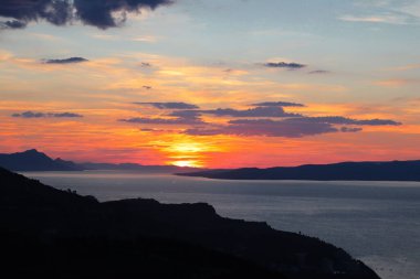 Deniz üzerinde gün batımının güzel manzarası, yüksek kaliteli fotoğraf.