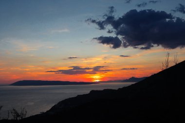 Deniz üzerinde gün batımının güzel manzarası, yüksek kaliteli fotoğraf.