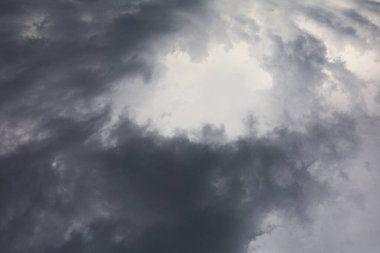 Gökyüzündeki fırtına bulutları