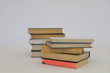  Ahşap masanın üzerinde bulanık arka plana karşı bir yığın kitap. metin için alan, masada kırmızı kitaplar, eğitim, okuma, öğrenme, bilgi, edebiyat, eğitim geçmişi, romantizm romanı, şiir koleksiyonu, yüksek kaliteli kitap fotoğrafları