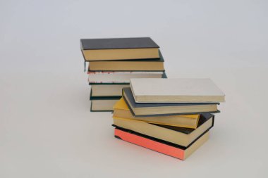  Ahşap masanın üzerinde bulanık arka plana karşı bir yığın kitap. metin için alan, masada kırmızı kitaplar, eğitim, okuma, öğrenme, bilgi, edebiyat, eğitim geçmişi, romantizm romanı, şiir koleksiyonu, yüksek kaliteli kitap fotoğrafları