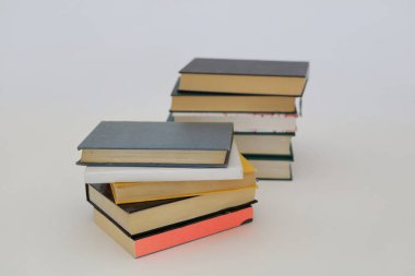  Ahşap masanın üzerinde bulanık arka plana karşı bir yığın kitap. metin için alan, masada kırmızı kitaplar, eğitim, okuma, öğrenme, bilgi, edebiyat, eğitim geçmişi, romantizm romanı, şiir koleksiyonu, yüksek kaliteli kitap fotoğrafları