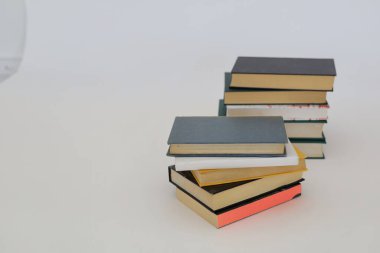  Ahşap masanın üzerinde bulanık arka plana karşı bir yığın kitap. metin için alan, masada kırmızı kitaplar, eğitim, okuma, öğrenme, bilgi, edebiyat, eğitim geçmişi, romantizm romanı, şiir koleksiyonu, yüksek kaliteli kitap fotoğrafları