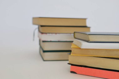  Ahşap masanın üzerinde bulanık arka plana karşı bir yığın kitap. metin için alan, masada kırmızı kitaplar, eğitim, okuma, öğrenme, bilgi, edebiyat, eğitim geçmişi, romantizm romanı, şiir koleksiyonu, yüksek kaliteli kitap fotoğrafları