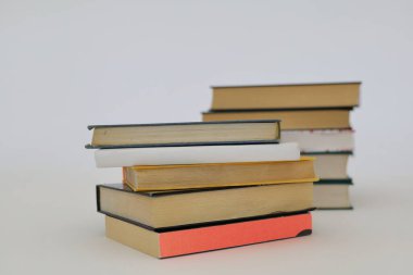  Ahşap masanın üzerinde bulanık arka plana karşı bir yığın kitap. metin için alan, masada kırmızı kitaplar, eğitim, okuma, öğrenme, bilgi, edebiyat, eğitim geçmişi, romantizm romanı, şiir koleksiyonu, yüksek kaliteli kitap fotoğrafları