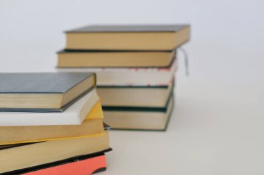  Ahşap masanın üzerinde bulanık arka plana karşı bir yığın kitap. metin için alan, masada kırmızı kitaplar, eğitim, okuma, öğrenme, bilgi, edebiyat, eğitim geçmişi, romantizm romanı, şiir koleksiyonu, yüksek kaliteli kitap fotoğrafları