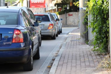 Split, Hırvatistan, 14.08.2024 Caddelerde trafik sıkışıklığı, çok sayıda araba, toplu taşıma, dizel ve benzinli arabalar, sokaklarda elektrikli arabalar