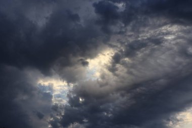 Karanlık gökyüzünde karanlık bulutlar, fırtına bulutları, gökyüzü ve atmosfer, yağmur gecesi, fırtına, ai,