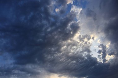 Karanlık gökyüzünde karanlık bulutlar, fırtına bulutları, gökyüzü ve atmosfer, yağmur gecesi, fırtına, ai,