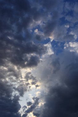 Karanlık gökyüzünde karanlık bulutlar, fırtına bulutları, gökyüzü ve atmosfer, yağmur gecesi, fırtına, ai,