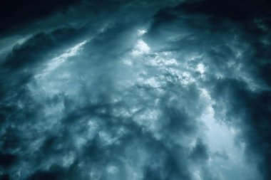 Karanlık gökyüzünde karanlık bulutlar, fırtına bulutları, gökyüzü ve atmosfer, yağmur gecesi, fırtına, ai,
