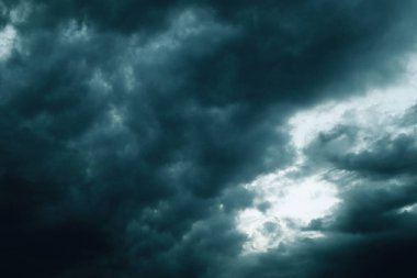 Karanlık gökyüzünde karanlık bulutlar, fırtına bulutları, gökyüzü ve atmosfer, yağmur gecesi, fırtına, ai,