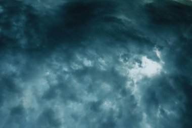 Karanlık gökyüzünde karanlık bulutlar, fırtına bulutları, gökyüzü ve atmosfer, yağmur gecesi, fırtına, ai,