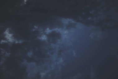 Karanlık gökyüzünde karanlık bulutlar, fırtına bulutları, gökyüzü ve atmosfer, yağmur gecesi, fırtına, ai,