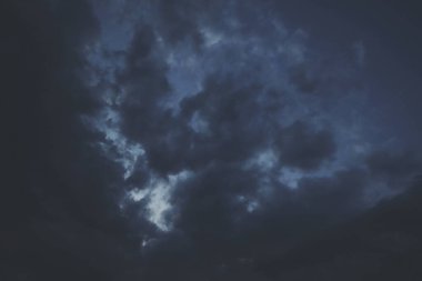Karanlık gökyüzünde karanlık bulutlar, fırtına bulutları, gökyüzü ve atmosfer, yağmur gecesi, fırtına, ai,
