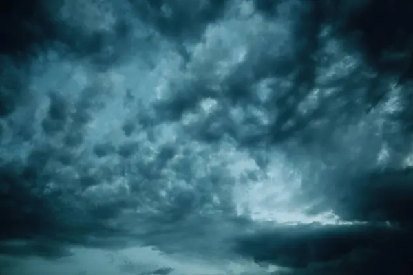 Karanlık gökyüzünde karanlık bulutlar, fırtına bulutları, gökyüzü ve atmosfer, yağmur gecesi, fırtına, ai,