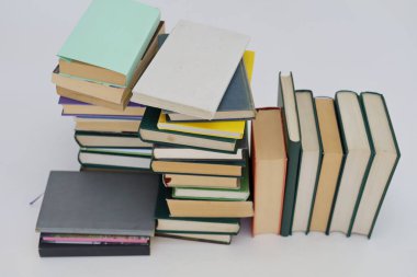  Beyaz arka plan, eğitim, okuma, öğrenme, öğrenme, bilgi, eğitim geçmişi, romantizm romanı, suç romanı, tarih romanı, şiir koleksiyonu, kitap yığını, ai
