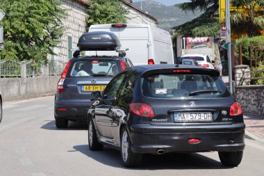 Vrgorac, Hırvatistan, 23 Ağustos 2024. Şehir yollarında büyük trafik sıkışıklığı, trafik sıkışıklığı, çok fazla araba.,  