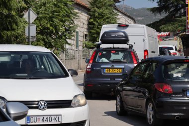 Vrgorac, Hırvatistan, 23 Ağustos 2024. Şehir yollarında büyük trafik sıkışıklığı, trafik sıkışıklığı, çok fazla araba.,  